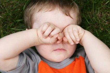 Чому гниють очі у дитини причини і способи лікування