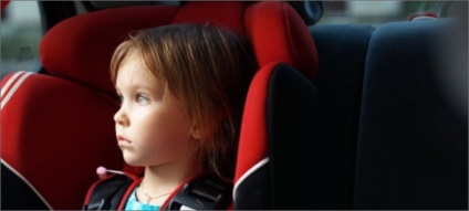 Miért a gyermek megingott a kocsiba, és mit kell tenni