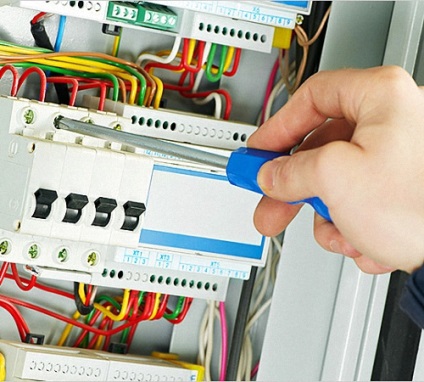 Megfelelő vezetékek szerelését és telepítését kapcsolószekrények, épület portál (vezetékek) Megfelelő vezetékek szerelését és telepítését táblák, épület portál