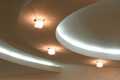 Helye reflektorok a mennyezet fotó és a kapcsolat (Spotlight) Helye reflektorok a mennyezeten, és csatlakoztassa a fotó