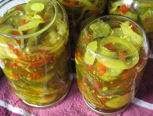 Saláta a paradicsom és az uborka a téli receptek, főzés és használata