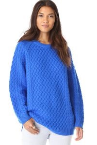 kék pulóvert