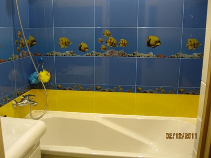 Kék fürdő fehér és kék, kék és sárga (valós fotó), fürdőszoba tervezés, belsőépítészet, felújítás