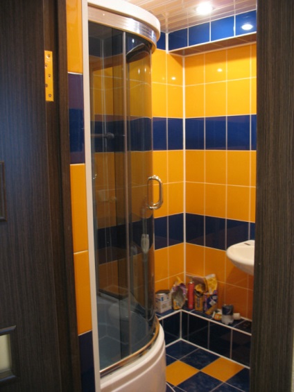 Kék fürdő fehér és kék, kék és sárga (valós fotó), fürdőszoba tervezés, belsőépítészet, felújítás