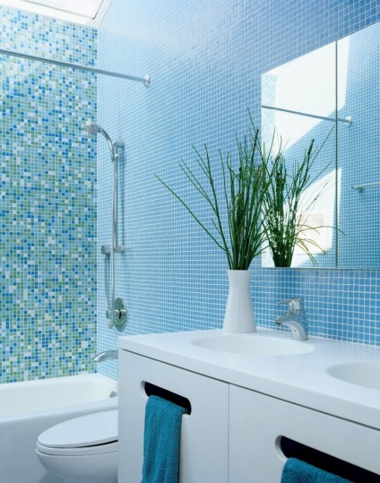 Kék fürdőszoba, szép belsőépítészeti, színválaszték függönyök, csempék, bútorok, mosogatók, padló