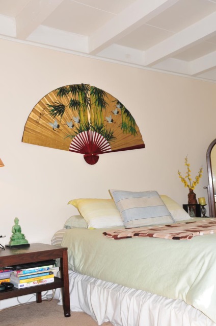 A ventilátor a falon egy nagy papír kínai vagy japán dekoratív mint nyitjára feng shui