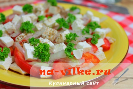 Finom saláta csirkével és feta sajttal - egy recept egy fotó