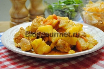 Pot sült csirke burgonyával a sütőben recept egy fotó