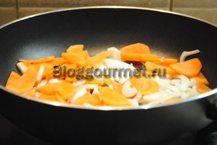 Pot sült csirke burgonyával a sütőben recept egy fotó