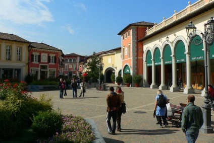 Serravalle Outlet Milánó közelében néhány bevásárló, irányok és üzemóra
