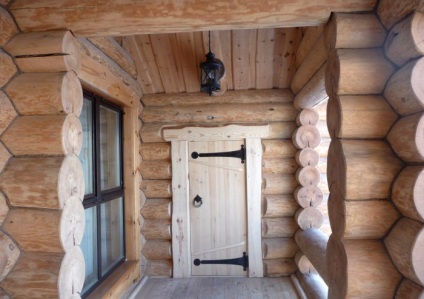 fém bejárati ajtó egy fából készült ház