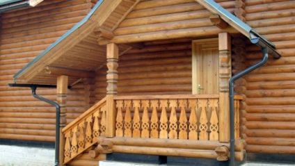 fém bejárati ajtó egy fából készült ház