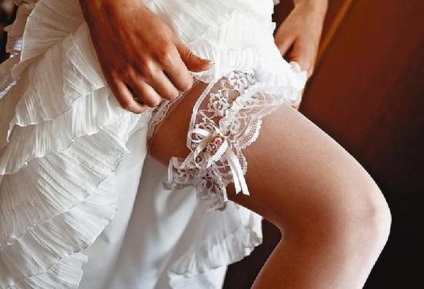 Hogy hívják azt a kötést a lábát a menyasszony, esküvői kiegészítők a menyasszony, mind a hölgyek