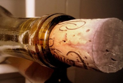 Hogyan kell megnyitni a bor nélkül dugóhúzó dugóhúzó és károsítása nélkül a palack