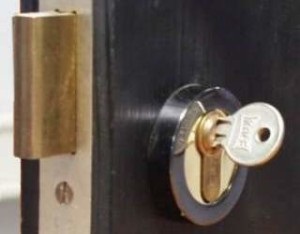 Hogyan kell megnyitni a zár, ha a kulcs nem elforgatott