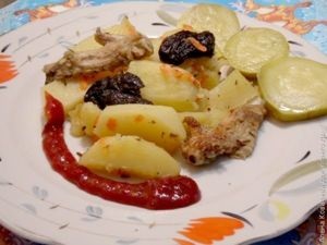 Párolt burgonya szilvát (szárított szilva pörkölt burgonya) Burgonya párolt aszalt szilvával