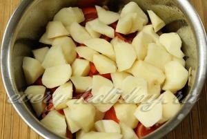 Овочеве рагу з баклажанами, м'ясом і картоплею