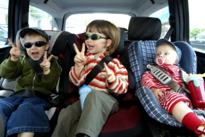 Gyermekek szállítása egy autó az SDA g