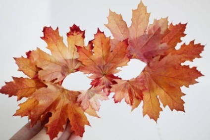Crafts természetes anyagokból kezüket őszi képekkel
