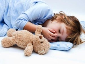 A gyermek köhög, mikor megy aludni, hogy mit és hogyan kell segíteni