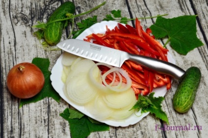 Saláta uborka, paprika és hagyma a téli recept lépésről lépésre fotók