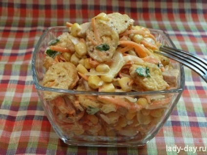 Saláta koreai sárgarépa, füstölt csirke, kukorica, keksz, egyszerű receptek képekkel