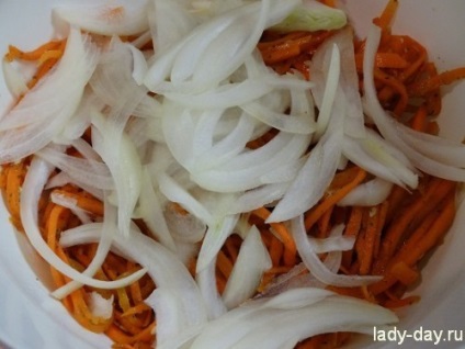 Saláta koreai sárgarépa, füstölt csirke, kukorica, keksz, egyszerű receptek képekkel