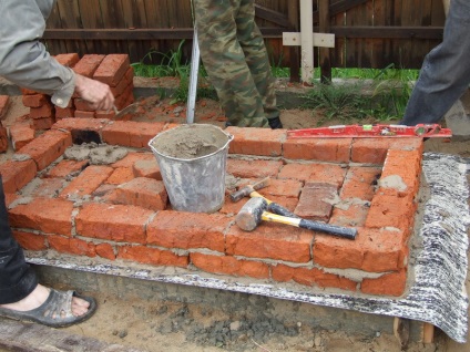 Barbecue tégla kezük gyártó bázisok, kladka kirpicha