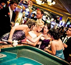 Esküvő Las Vegas stílusú szerencsejáték dekorációval szerelem!
