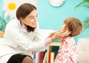 Atheroma a gyermek a fej, az arc vagy a mellkas és fotó tippeket Komarovsky (atheroma az arcon a gyermek) Atheroma a gyermek a fej, az arc vagy a mellkas, és fotó tippek Komarovka