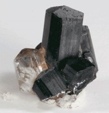 Fekete turmalin (schorl) érték kövek, mágikus tulajdonságokkal