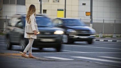 Közlekedési tábla „gyalogos átkelés”, és mindent meg kell tudni róla autós