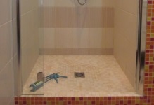 Zuhany kis fürdőszoba fotók tálcák helyett zuhanyozó, sarok fürdőszoba fülke nélküli,
