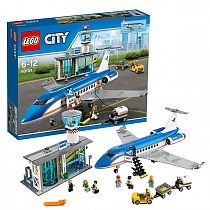 A gyermekek játék repülőtéren, játék repülőgép, játék repülőgép a boltban toyway