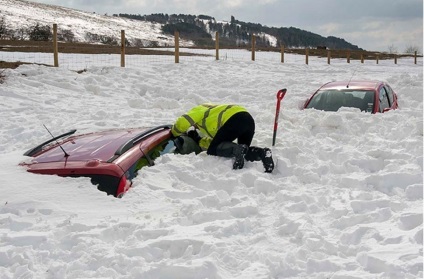 Hogyan kell ásni az autót a hófúvás