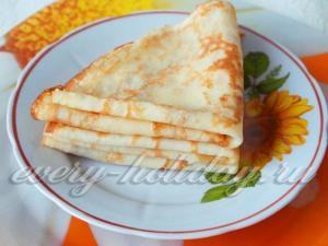 Főzni finom vékony palacsinta tej (tej) Főzni finom vékony palacsinta tej
