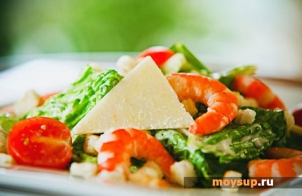 Hogyan kell főzni egy finom cézár saláta garnélarák
