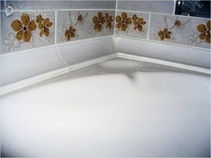 Hogyan ragasztó kerámia frízekkel a fürdő - a megszüntetése a szakadék a fal és a fürdőszoba
