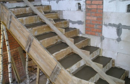 KészÃtsünk egy lépcsÅ a pincébe, fém, fa és beton videó