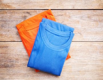 Ahogy hajtogatott ing, hogy nem gyűrődött vasalás után csomagolva egy bőrönd és tárolására (utána) Hogyan lehet hajtani egy pólót, hogy ő nem habozott, vasalás után csomag egy bőrönd tárolási