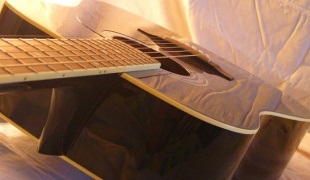 Hogyan lehet behelyezni egy string egy gitár