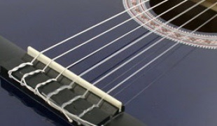 Hogyan lehet behelyezni egy string egy gitár