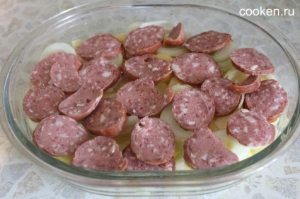Rakott burgonya sajttal és kolbásszal a kemencében - egy recept fotó (recept) Rakott burgonya sajttal és kolbásszal a sütőben - a recept egy fotó