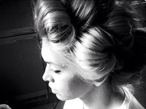 Big fürtök frizura, hogyan kell csinálni Vera Brezhnev - nő s nap