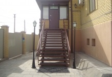 Lépcsőn egy platform kezével a házban a verandán a gyermek fotó, a második emeleten, a (hazai) Lépcsőn egy platform kezével a házban a verandán a gyermek fotó, a második emeleten, a