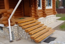 Lépcsőn egy platform kezével a házban a verandán a gyermek fotó, a második emeleten, a (létrán a platform kezével) Lépcsőn egy platform kezével a házban a verandán a gyermek fotó, a második emeleten, a