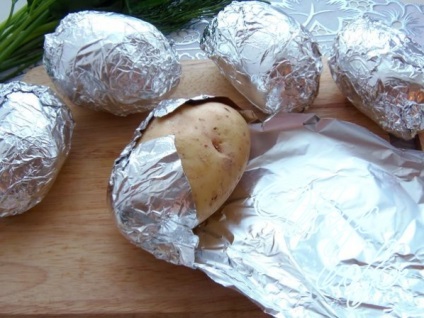 Sült krumpli a sütőben héjában, töltött recept egy fotó