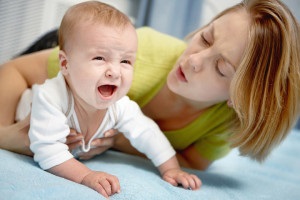 Miért van a baba sír, és ívelő közben etetés