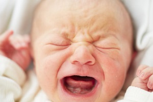 Miért van a baba sír, és ívelő közben etetés