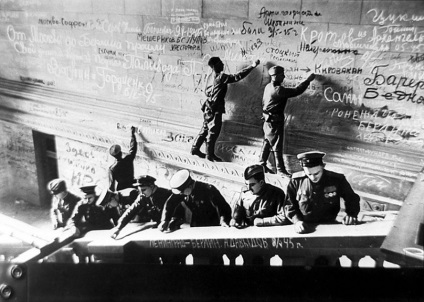 A Reichstag és a felirat belsejében a szovjet katonák